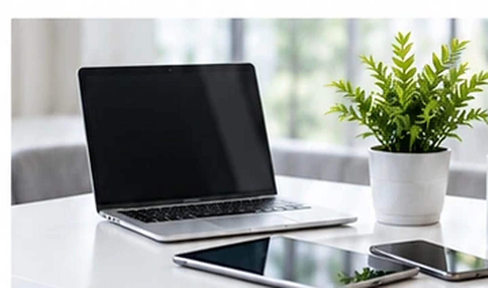 Laptop, Tablet und Smartphone in heller Umgebung